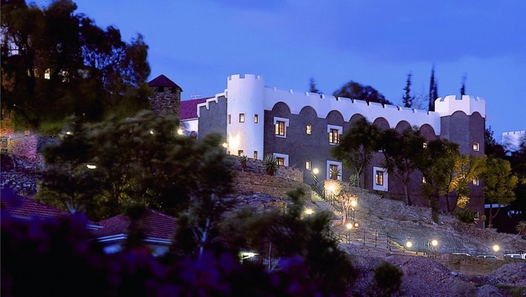 Hotel Heinitzburg - Blick auf das Hotel bei N